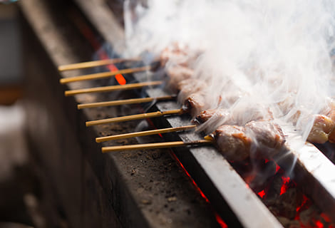 焼き鳥器で焼く